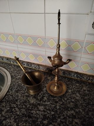 Almirez y candelabro antiguos de latón