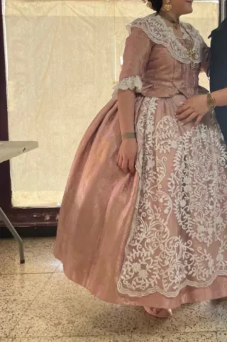 Vestido Fallera Época Oro y Rosa+ pico y manteleta