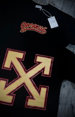 Camiseta Off-White Negra y Dorada Caballero