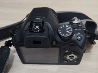 Cámara Fujifilm con bolso y correa