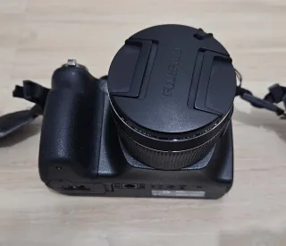 Cámara Fujifilm con bolso y correa