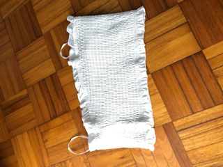 Top branco com folhos e alças