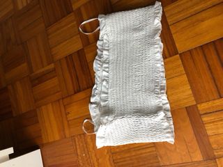 Top branco com folhos e alças