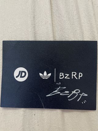 Postal firmada por Bizarrap