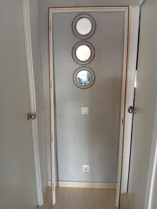 Tres puertas macizas blancas