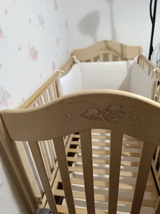 Cuna madera con colchón y sábanas