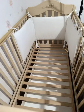 Cuna madera con colchón y sábanas