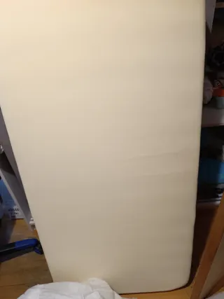 Cuna madera con colchón y sábanas