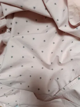 Cuna madera con colchón y sábanas