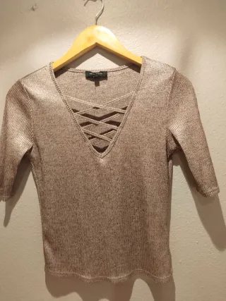 Top brillante beige escote pico fiesta