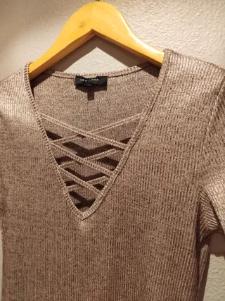 Top brillante beige escote pico fiesta