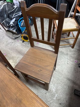 Mesa de madera con 4 sillas