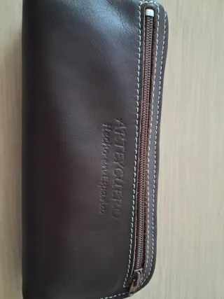 Cartera de piel marrón multiusos con flor