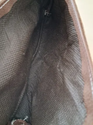 Cartera de piel marrón multiusos con flor