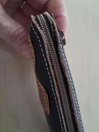 Cartera de piel marrón multiusos con flor