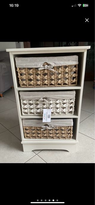 Cassettiera con 3 cesti intrecciati