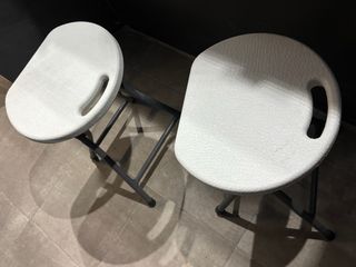 Due sgabelli pieghevoli in resina e acciaio