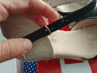 Zapatos de cuña negros y beige