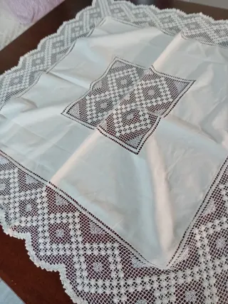 Tovaglietta ricamata a mano 80x80 cm