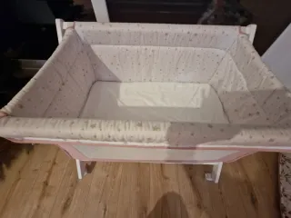 Minicuna rosa con estrellas