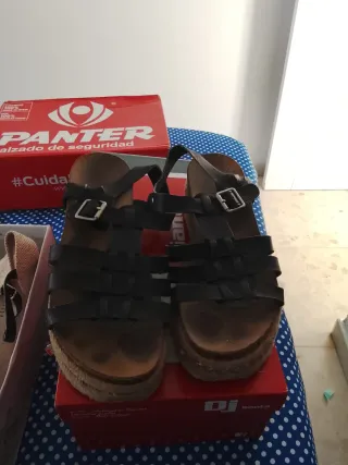 Sandalias Panter negras y marrones