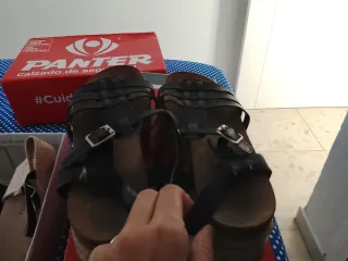 Sandalias Panter negras y marrones