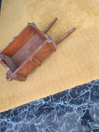 Carretilla de madera decorativa