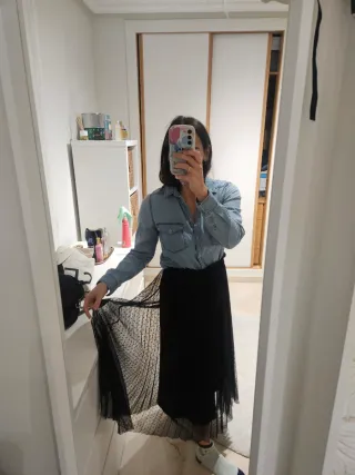 Falda midi tul negra con topos