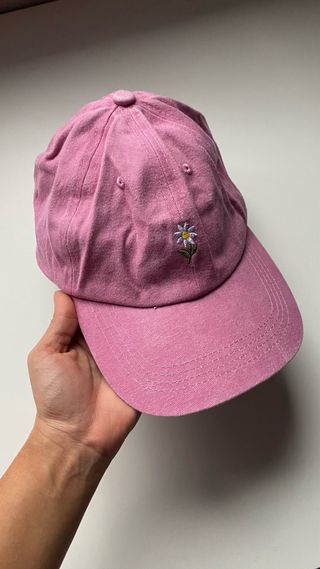 Gorra rosa con margarita bordada