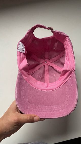 Gorra rosa con margarita bordada