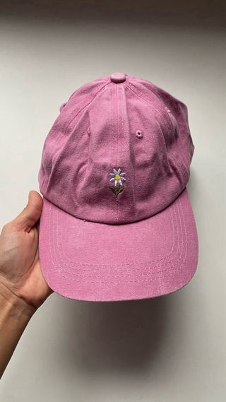 Gorra rosa con margarita bordada