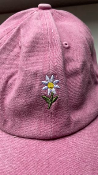 Gorra rosa con margarita bordada