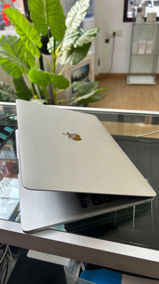 MacBook Pro 2020 13 8GB RAM i5 Plata