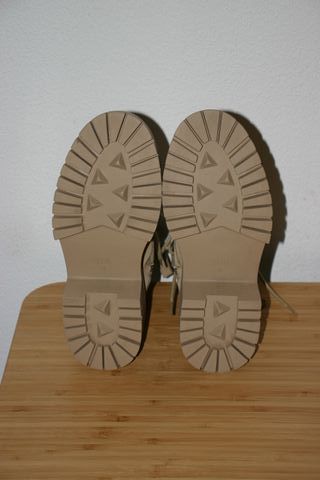 Botas beige tipo militar de Zara – Talla 37 Nueva