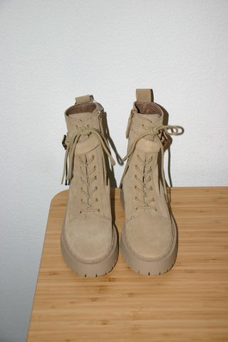 Botas beige tipo militar de Zara – Talla 37 Nueva