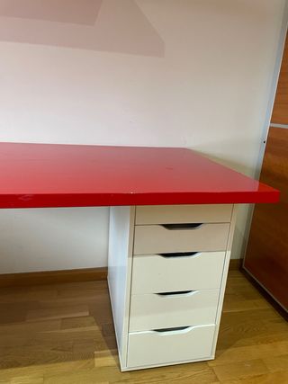 Scrivania rossa con cassettiera e mensole