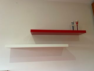 Scrivania rossa con cassettiera e mensole