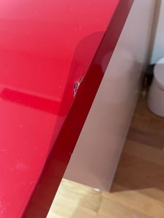 Scrivania rossa con cassettiera e mensole