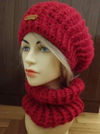 Berretto e girocollo invernale rosso