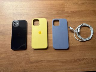 iPhone 12 64GB + Caricabatterie + 2 Custodie