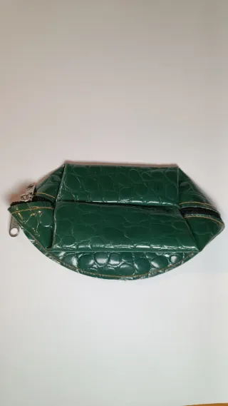 Monedero piel verde con cremallera y detalle rojo