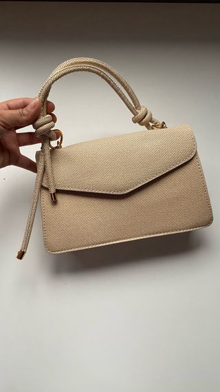 Bolso de mano beige con asa de cuerda