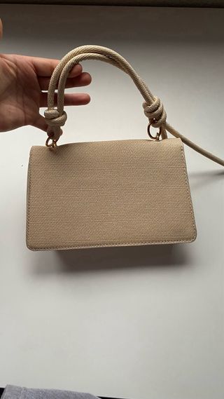 Bolso de mano beige con asa de cuerda