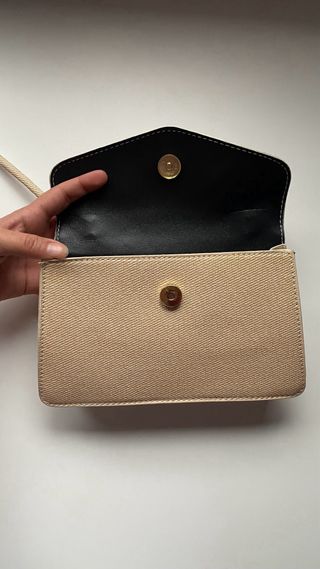 Bolso de mano beige con asa de cuerda