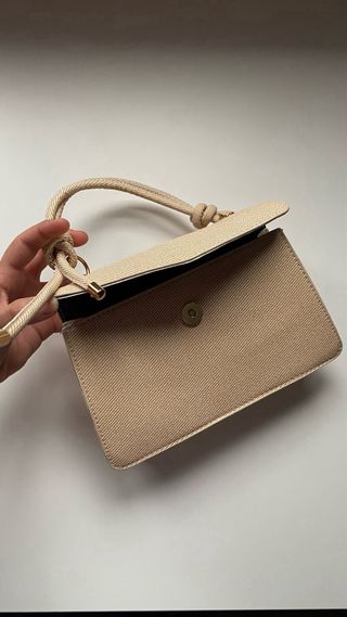 Bolso de mano beige con asa de cuerda