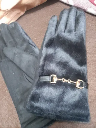 Guanti neri con fibbia dorata