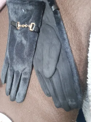 Guanti neri con fibbia dorata