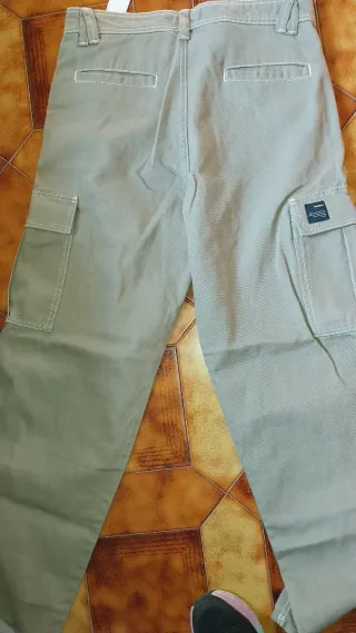 Pantalón cargo Pull and Bear verde talla 40