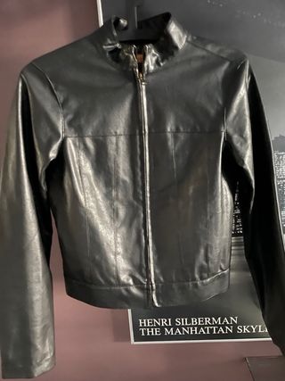 Cazadora Piel Sintética Negra talla 36 entallada