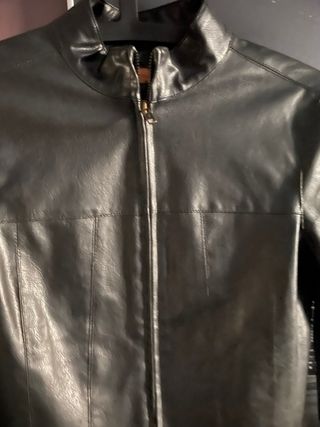 Cazadora Piel Sintética Negra talla 36 entallada